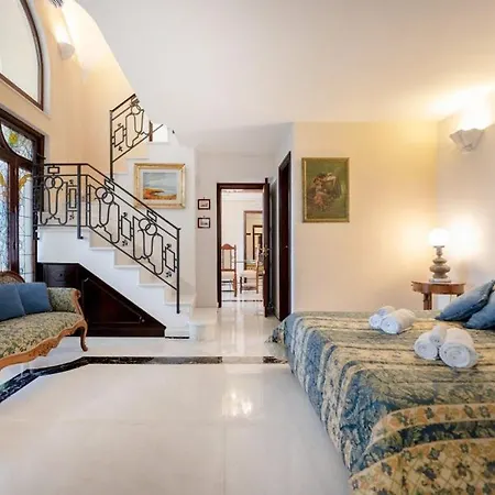 4 Colonne, Apartment *